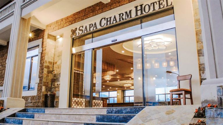 Khách sạn Sapa Charm mang thiết kế sang trọng, trang nhã với tone màu chủ đạo là vàng gold đẹp mắt. 