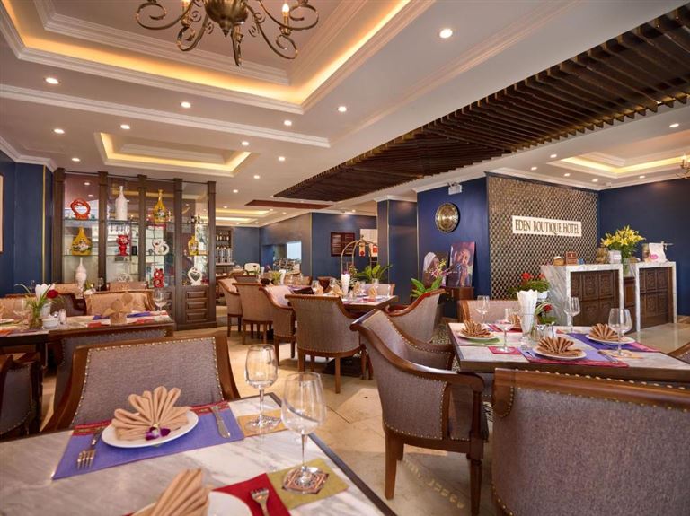 Không gian nhà hàng theo phong cách cổ kính sang trọng là nơi lý tưởng cho bạn thưởng thức ẩm thực phong phú. 