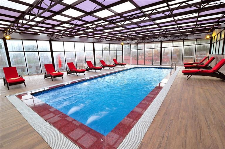 Du khách có cơ hội được bơi lội hoàn toàn miễn phí tại hồ bơi tầng thượng view đẹp tại khách sạn Amazing Hotel Sapa. 