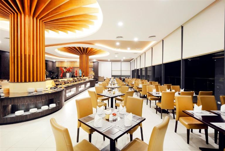 Nhà hàng Chúc Phương được khách hàng đánh giá cao với phong cách thiết kế vừa hiện đại vừa truyền thống. 