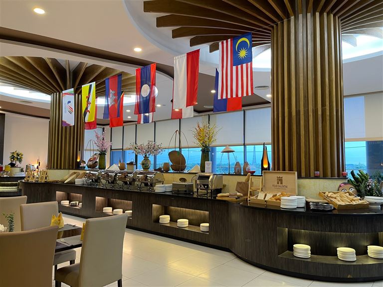 Du khách sẽ được tận hưởng bữa sáng buffet với thực đơn đa dạng món ăn từ Âu đến Á đặc sắc. 