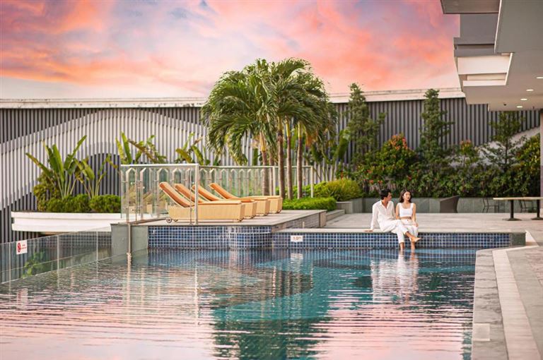 Khách sạn sở hữu hồ bơi vô cực ngoài trời có thiết kế đẹp, không chỉ là nơi thư giãn mà còn là nơi check-in sống ảo cực chất. 
