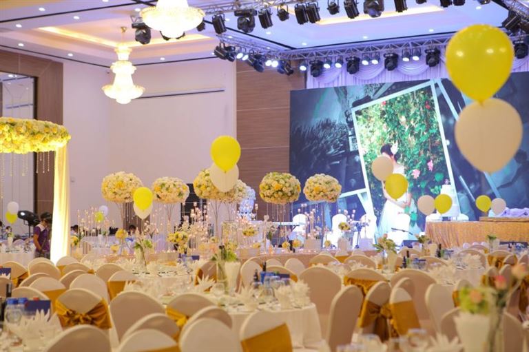 Khách sạn là địa điểm hoàn hảo để khách hàng tổ chức tiệc cưới với hệ thống sảnh tiệc lớn, hiện đại và chuyên nghiệp. 