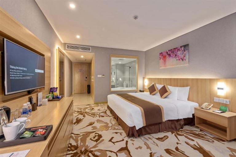 Hạng phòng Premium Balcony được khách hàng ưa chuộng hàng đầu tại khách sạn The Reed Ninh Bình bởi có cửa kính lớn và ban công.