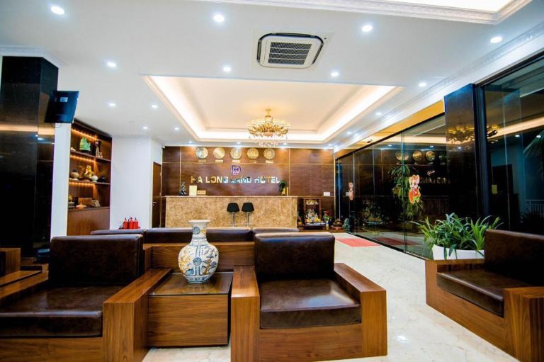 Không gian sảnh khách của khách sạn Tuần Châu này khá rộng rãi.