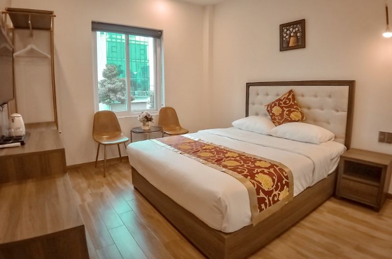 Khách sạn Tuần Châu này có các phòng nghỉ kết hợp giữa hiện đại và tiện nghi với các yếu tố truyền thống và tự nhiên.