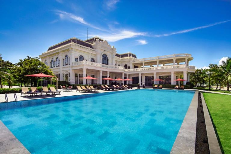 Khách sạn Tuần Châu này mang đến một hồ bơi ngoài trời rộng thoáng để bạn thư giãn.