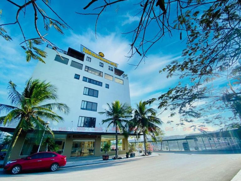 Tuan Chau Marina Hotel có lợi thế nằm ngay trên bờ biển của đảo Tuan Chau, tạo điều kiện thuận lợi cho bạn tận hưởng ánh nắng mặt trời và biển cả quanh năm. 