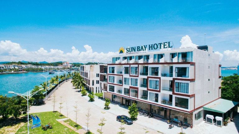 Tọa lạc ngay cạnh bãi biển Tuần Châu thơ mộng, Sun Bay Tuan Chau Hotel là lựa chọn lưu trú lý tưởng cho bạn và gia đình.