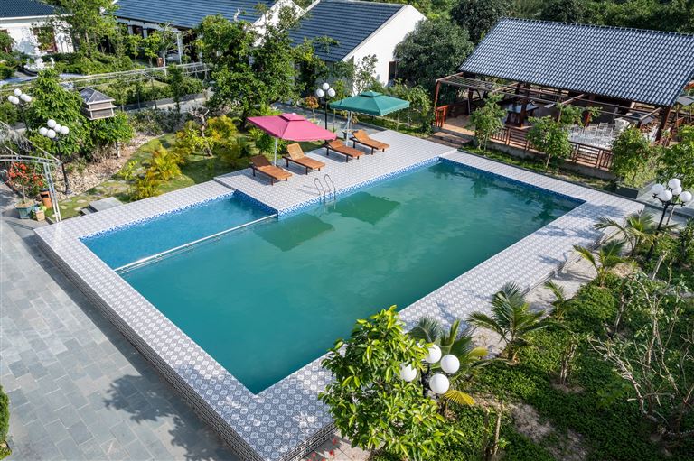 Khách sạn sở hữu hồ bơi trung tâm diện tích lớn, có độ sâu an toàn cho cả người lớn và trẻ em vui chơi. 