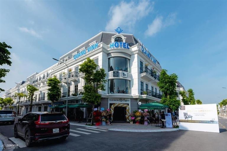 Khách sạn Vân Đồng - Quang Vinh Hotel sở hữu mặt tiền đẹp ngay trung tâm thương mại Vincom Plaza, cách Vân Đồn 500m. 