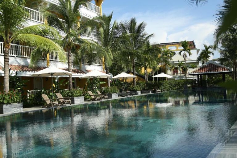 Khu nghỉ dưỡng sở hữu bể bơi ngoài trời thoáng đãng mang lối thiết kế dạng sóng lướt độc đáo, bao quanh là rặng dừa. 