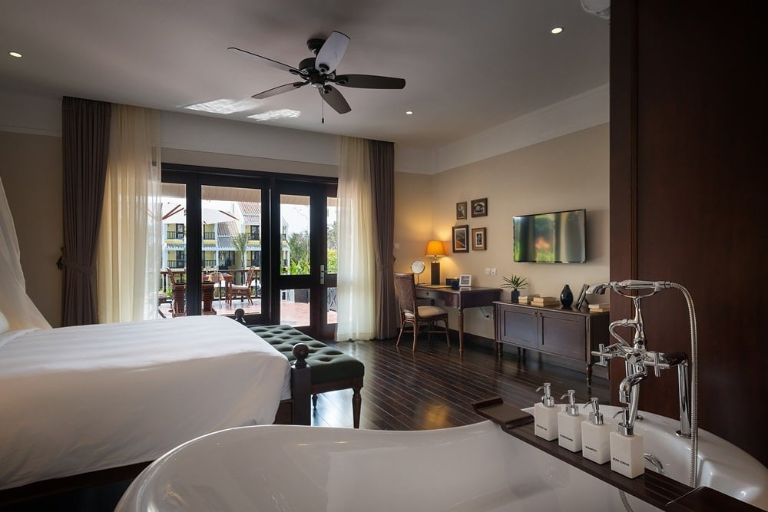 Phòng Premium Terrace Suite sở hữu diện tích cực lớn với ban công riêng được trang bị đầy đủ ghế uống trà và ghế tắm.