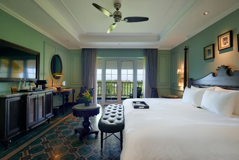 Phòng Executive suite mang phong cách hoàng gia chính hiệu từ nội thất cho đến quạt treo trần đều là những thứ xa xỉ. 