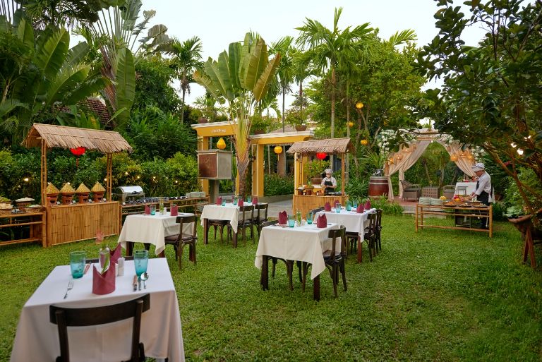 Nhà hàng Red Bean đem đến một không gian ẩm thực ngoài trời đầy phong cách Việt Nam với mái lá và khung gỗ, tre. 