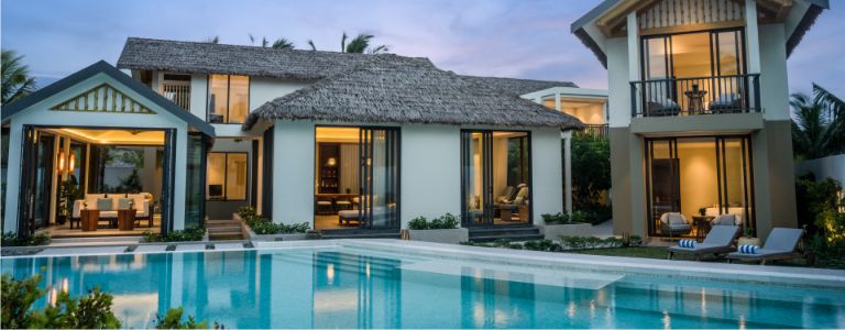 Presidential Pool Villa đem đến cho khách hàng một kiến trúc hoàn hảo với ba toà nhà gồm 4 phòng ngủ hiện đại. (nguồn: Booking.com).