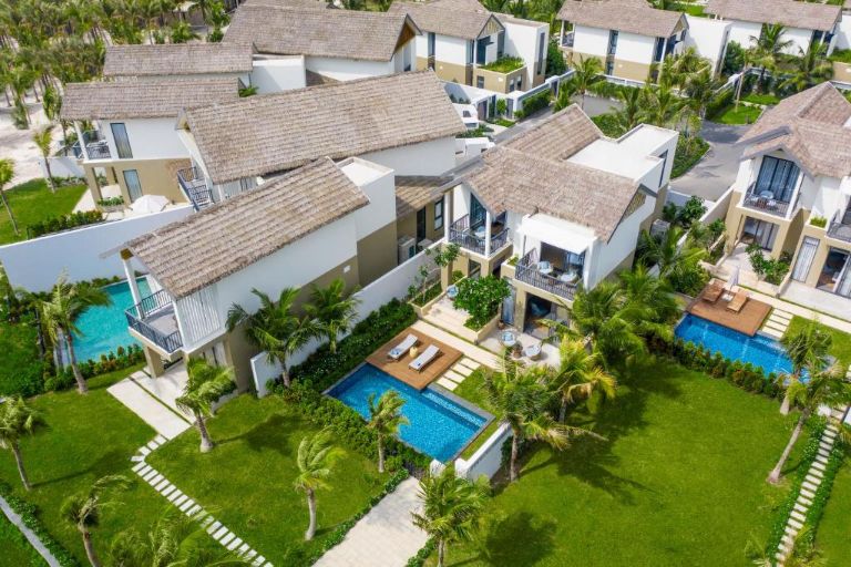 Premium Pool Villa là căn biêt thự rộng rãi được xây dựng gồm 1 trệt và 1 lầu, với diện tích 261m2. (nguồn: Booking.com).