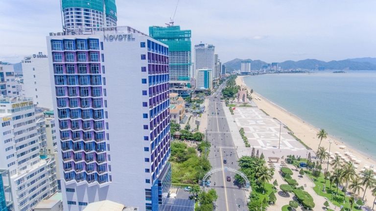 Novotel Nha Trang là khách sạn 4 sao nổi tiếng bậc nhất Nha Trang, toạ lạc ngay trên đường Trần Phú được bao quanh là không gian cây cỏ và biển. 