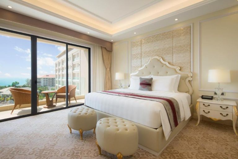 Không gian phòng ngủ được thiết kế theo phong cách hoàng gia, cổ điển. (Nguồn: Booking.com) 