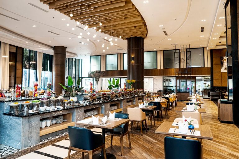 Nhà hàng Palms mang đến một không gian ẩm thực tựa trời Âu với nội thất gỗ da và hệ thống đá cẩm thạch bao quanh.