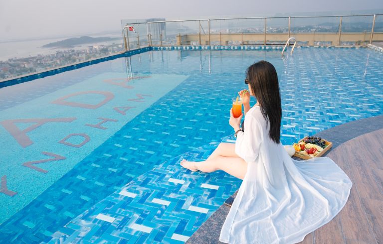 Bể bơi vô cực được bao quanh là hệ thống kính cách nhiệt và có tầm nhìn 360 độ bao quát toàn cảnh biển và thành phố.