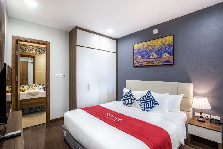 Phòng Superior Suite mang đến một không gian 1 phòng ngủ với thiết kế thanh nhã cùng tầm nhìn hướng thành phố sầm uất.