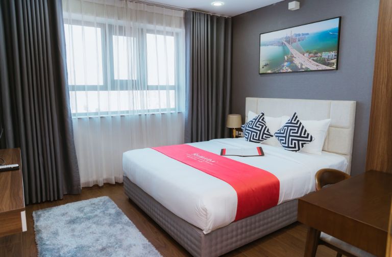 Phòng Deluxe Suite sở hữu các khu vực sinh hoạt riêng biệt trong không gian 66m2 kết hợp nhiều khung cửa kính lớn. 