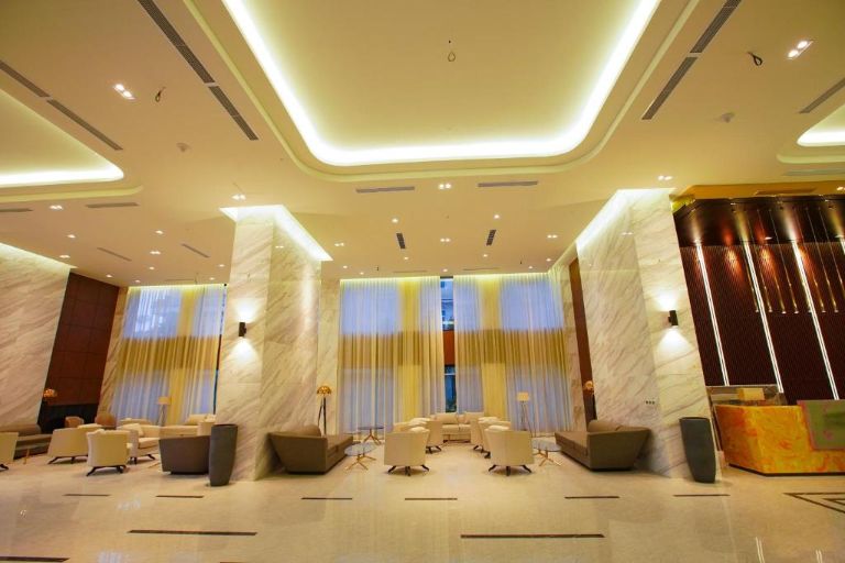 Ramada Hotel & Suites By Wyndham Halong Bay View với không gian nội thất tại sảnh được thiết kế sang trọng kiểu Pháp.