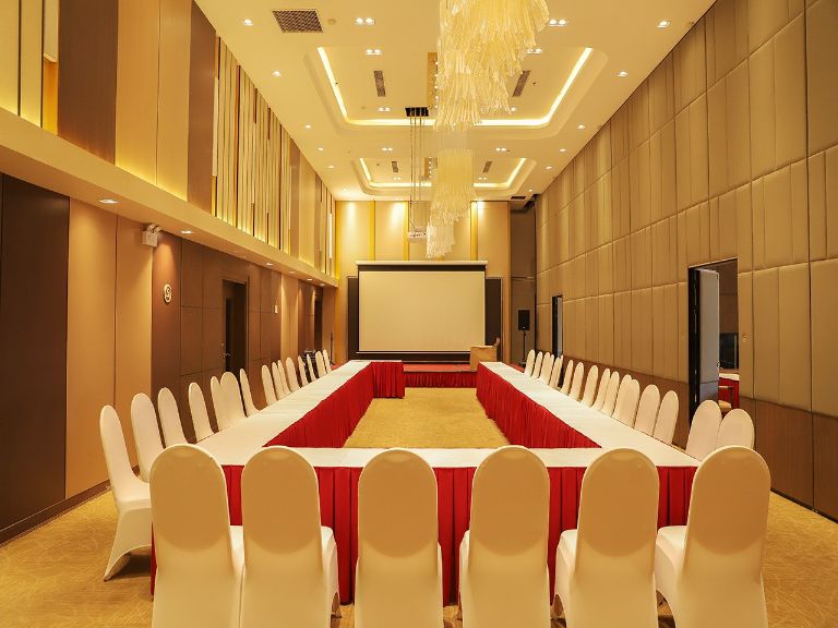 Phòng họp và hội nghị mang đến một không gian đẳng cấp đầy trang nghiêm với các trang thiết bị tân tiến cao cấp hàng đầu. 