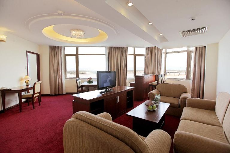 Phòng Executive Suite có diện tích lớn và thiết kế hoàng gia đẳng cấp nhất khách sạn (nguồn: Booking.com).