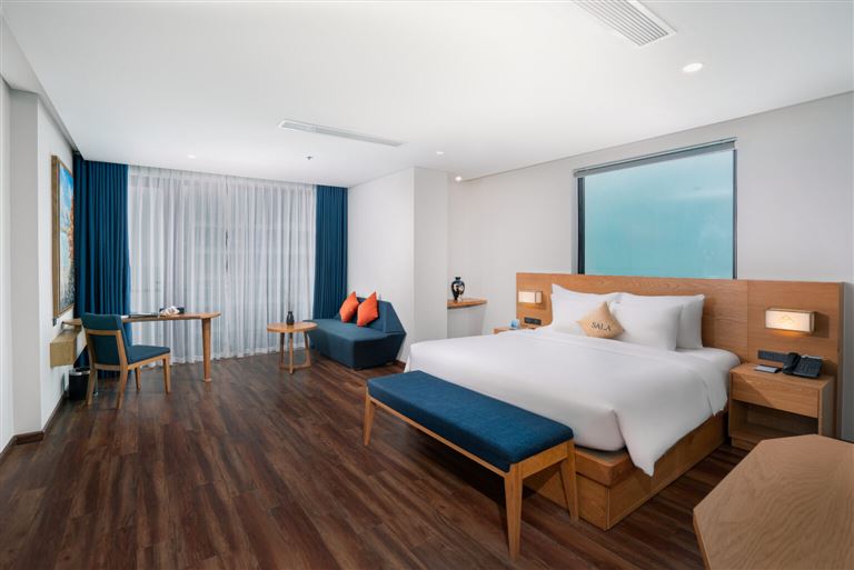 Phòng Junior Suite Balcony Sea View là không gian nghỉ dưỡng vừa đủ cho 2 người, trang bị giường đôi cỡ King mềm mại. 