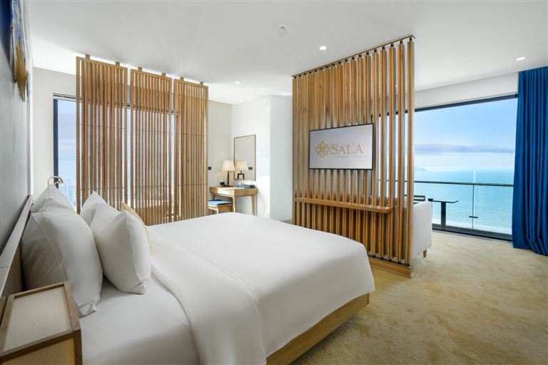 Hạng phòng Premium Suite được thiết kế theo phong cách hiện đại, kết nối trực tiếp với cảnh biển bằng ban công rộng. 