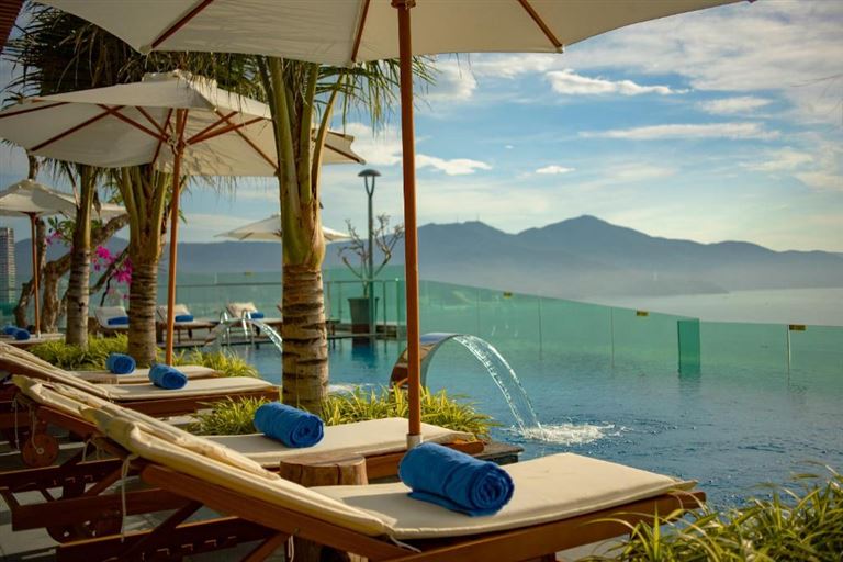 Du khách sẽ được trải nghiệm đa dạng các loại dịch vụ tiện ích đẳng cấp quốc tế khi nghỉ dưỡng tại Sala Danang Beach Hotel. 