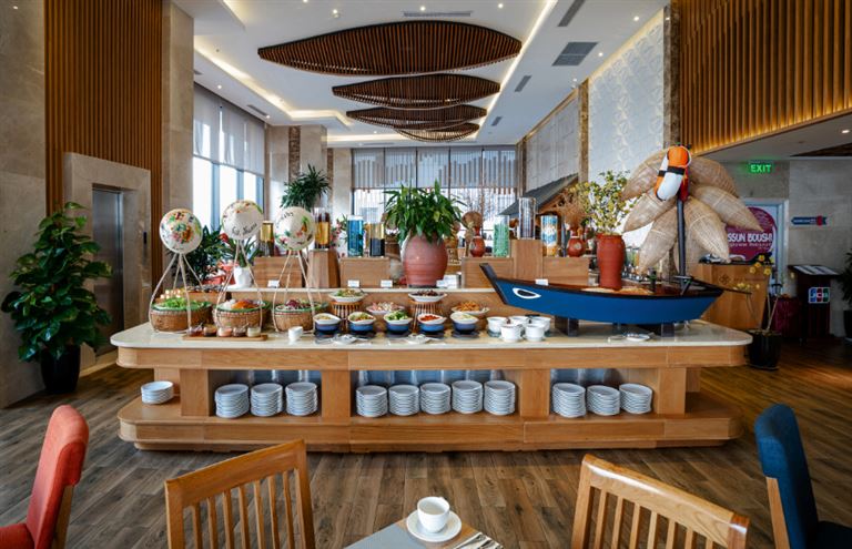 Du khách sẽ được thưởng thức đa dạng đặc sản Việt Nam và ẩm thức Âu - Á phong phú cực ngon. 