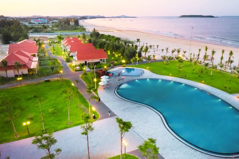 Sao Mai Beach Resort có khuôn viên rộng lớn, khuôn viên xanh mát và thoáng đãng (nguồn: Booking.com).