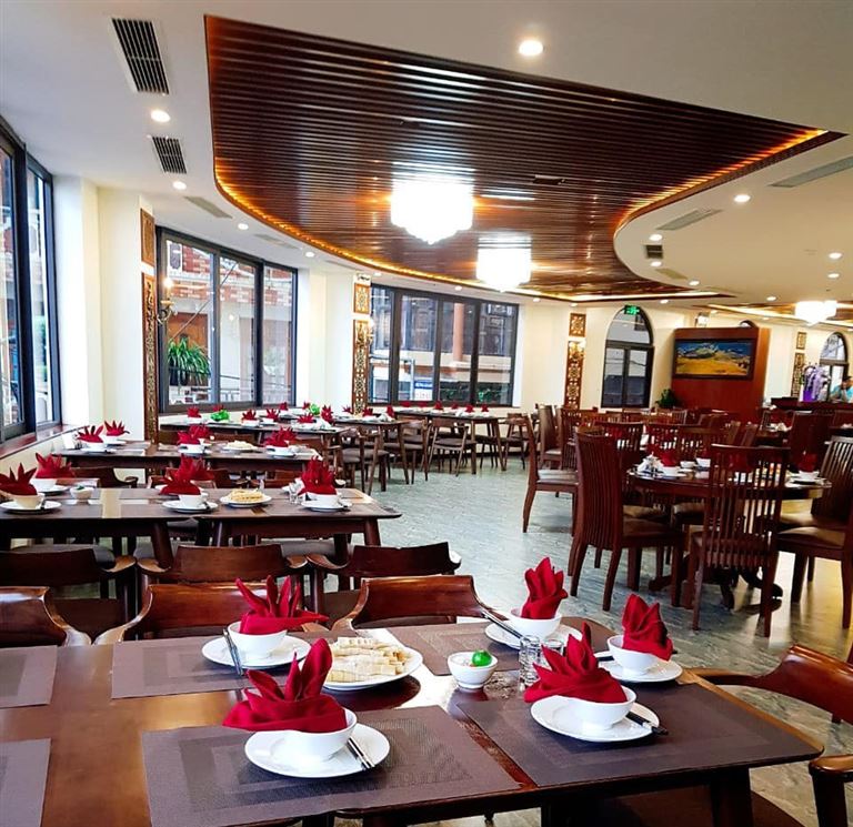 Nhà hàng Mường Hoa mang thiết kế đậm chất truyền thống, nội thất hoàn toàn bằng gỗ, sàn nhà lát đá đẹp mắt. 
