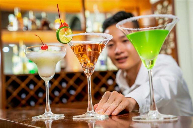 Lounge bar mang đến cho khách hàng cơ hội thưởng thức nhiều loại đồ uống hấp dẫn, bao gồm rượu vang và cocktail nhập ngoại. 