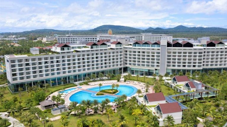 Khách sạn Vinoasis nằm trọn trong khuôn viên của Vinpearl Phú Quốc. (Nguồn: Booking.com) 