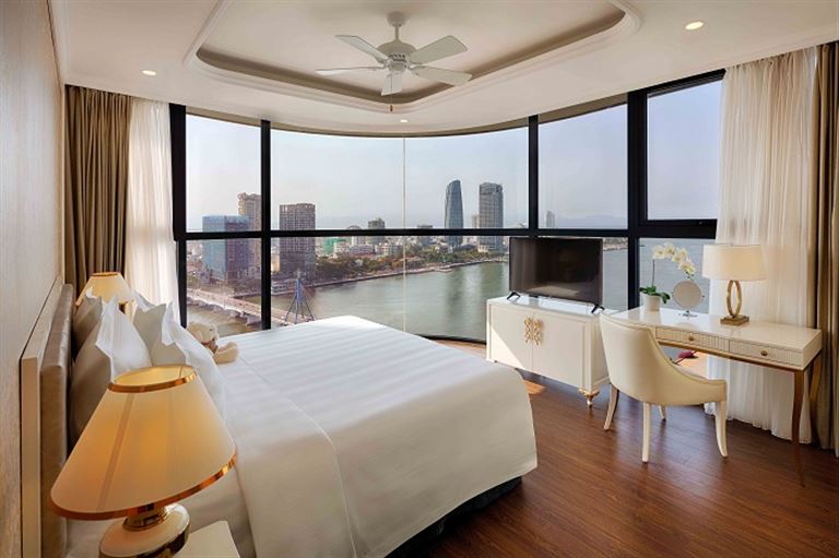 Phòng Suite Family có diện tích lớn, thiết kế hiện đại với cửa kính bao tường nhìn toàn cảnh thành phố sầm uất. 