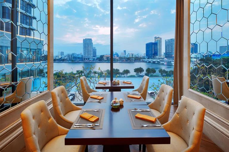 Nhà hàng Han River 1 sở hữu không gian dùng bữa sang trọng, tầm nhìn trực diện ra sông Hàn và các cây cầu nổi tiếng. 