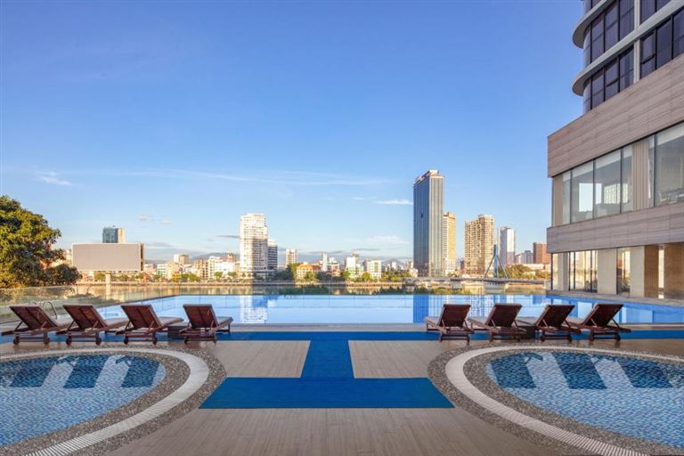 Bể bơi ngoài trời nằm tại tầng 2 của khách sạn, có diện tích lớn và sở hữu hai bể sục tốt cho sức khỏe du khách. 