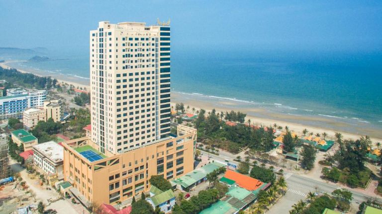 Khách sạn Mường Thanh Grand Cửa Lò là một điểm lưu trú lý tưởng gần bãi biển (nguồn: Booking.com).