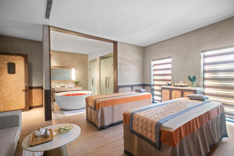 Phòng spa được bố trí giường nằm với nệm cao cấp, mang đến sự thư giãn cho du khách.