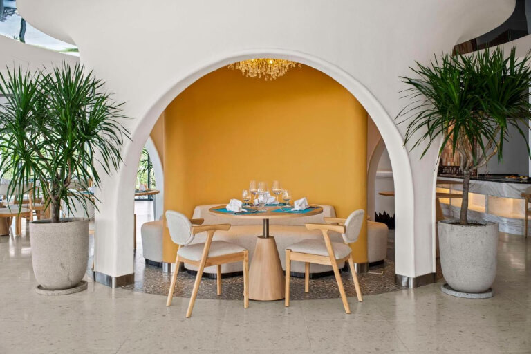 Nhà hàng Azura mang phong cách Địa Trung Hải với những đường vòm cong.