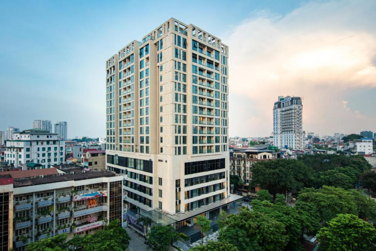 Khách sạn có diện tích, mang thiết kế hiện đại với tòa nhà cao 16 tầng.