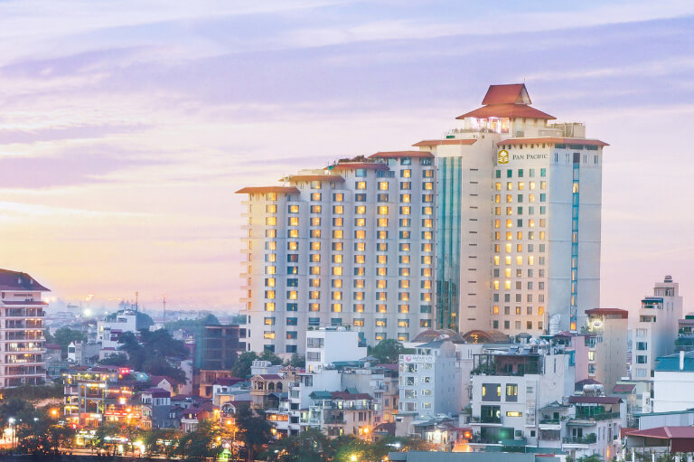 Khách sạn Pan Paciffic Hà Nội nổi bật với thiết kế tòa nhà cao tầng lớn.