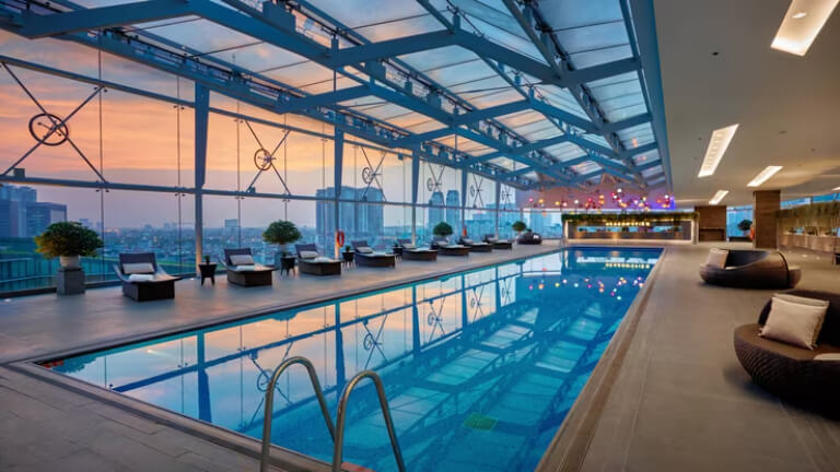 Bể bơi tầng 8 sở hữu 1 tầm nhìn siêu đẹp với thiết kế mở từ kính.