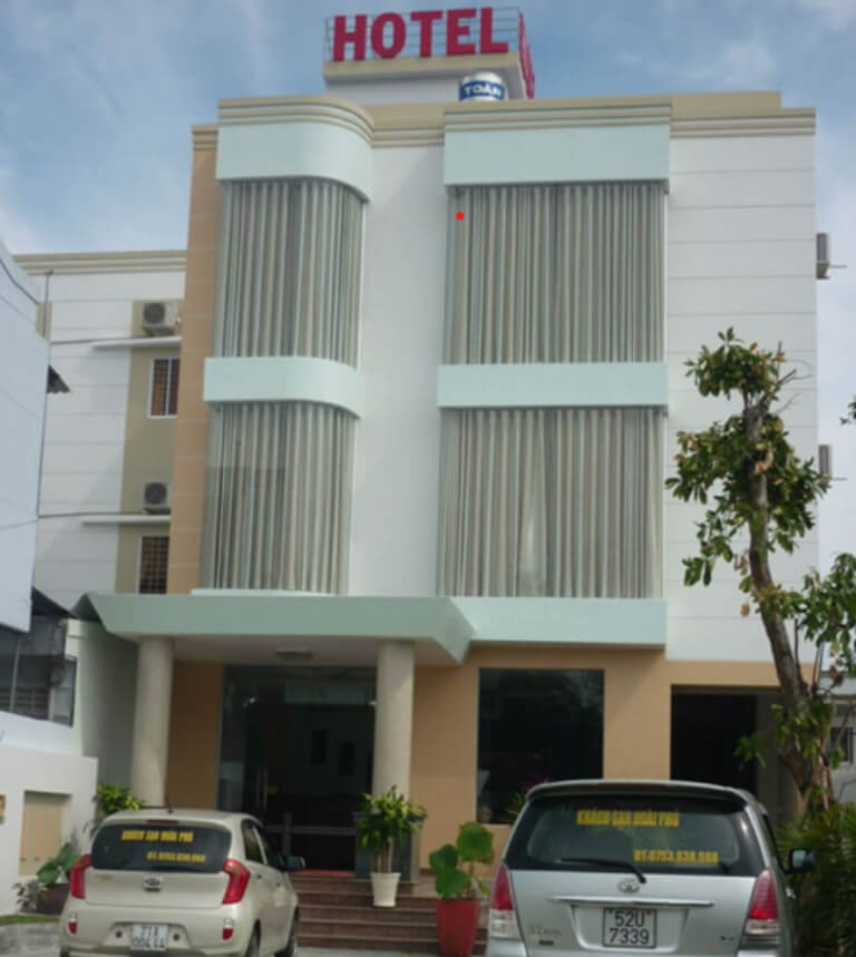 Khách sạn Hoài Phú Bến Tre sở hữu thiết kế nhà dân với 2 gam màu trắng và xanh.