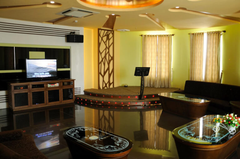 Phòng karaoke tiện lợi, được trang bị đầy đủ các thiết bị âm thanh ánh sáng hàng đầu. 
