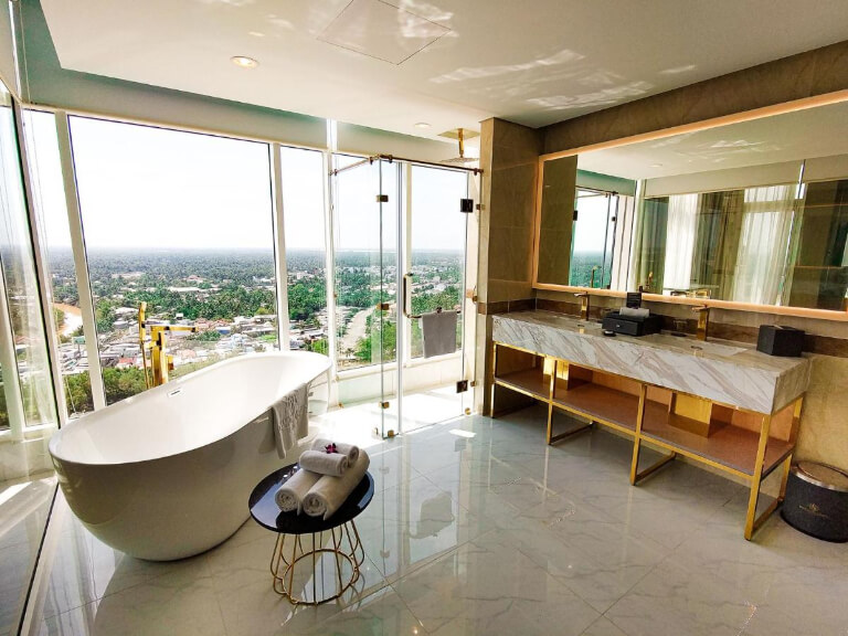 Phòng vệ sinh mở được bố trí bồn tắm lớn cho bạn thư giãn chill chill.